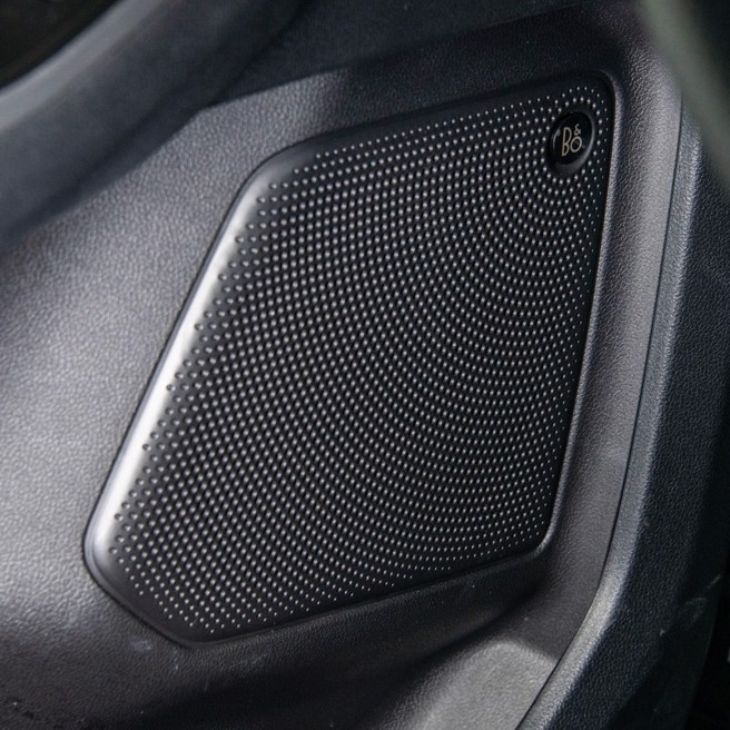 B&O丹麦环舱音响配10支喇叭。（图/陈大任摄）