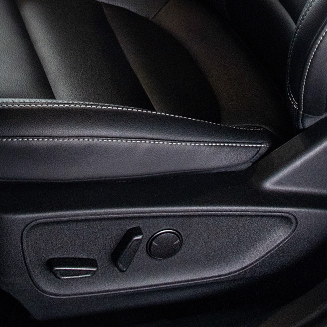 座椅10向电动调整及腰靠功能。（图/陈大任摄）