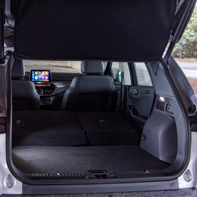 后座打平提供绝佳的载物机能。（图/陈大任摄）