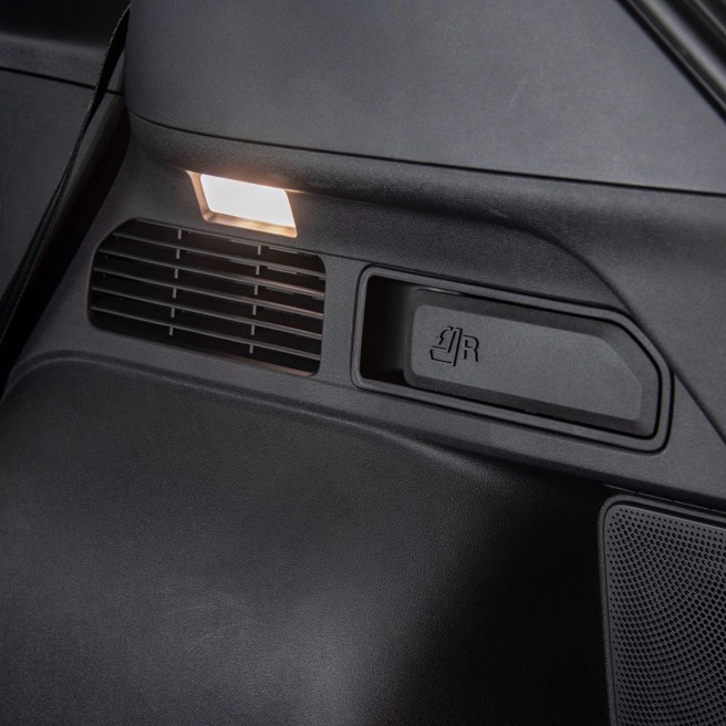 行李厢附照明及后座前倾拉杆。（图/陈大任摄）