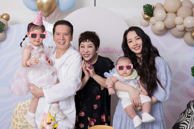 向华强近日欢庆74岁大寿，却不见儿子及儿媳向佐、郭碧婷的身影。（图／微博@向太）