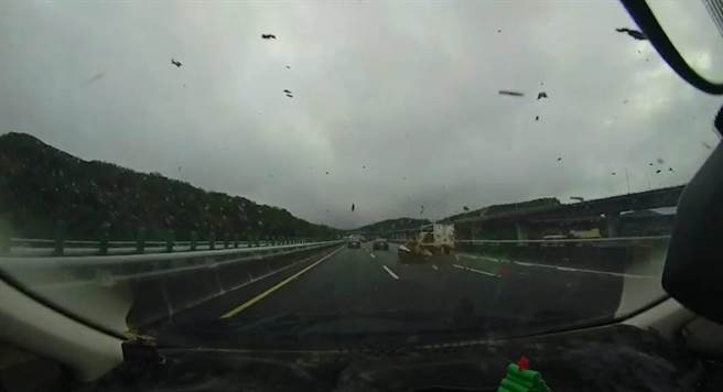 一辆轿车17日行经国道一号北上车道，被前方货车掉落物砸到，警方将调阅相关监视影像，找出该车到案说明。（图／民眾提供）