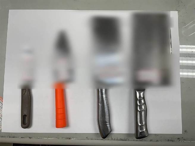 一名越南籍失联移工带刀上街，吓坏路人。图为警方查获的刀械。（翻摄照片／林瑞益高雄传真）