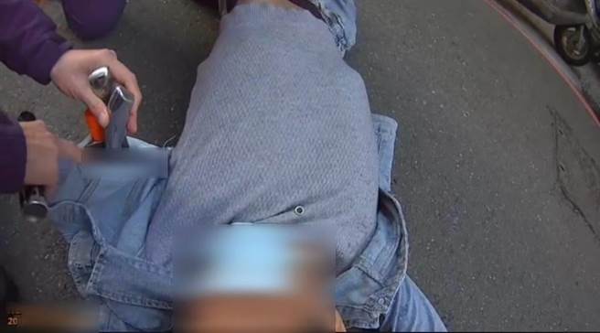 一名越南籍失联移工带刀上街，吓坏路人。楠梓警方到场发现他情绪不稳定。（翻摄照片／林瑞益高雄传真）