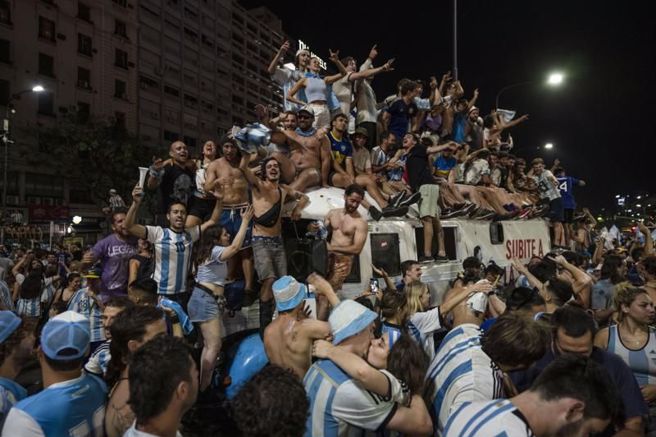 阿根廷人民在街上狂欢庆祝。（美联社）