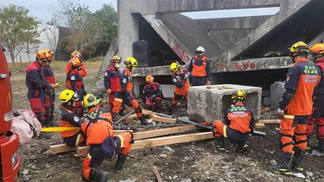 新北市消防局办理36小时不间断救援演练。（新北市消防局提供）