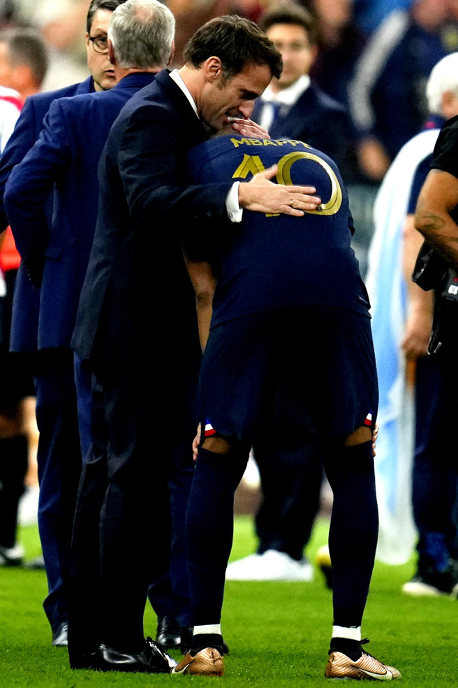 法国队18日在卡达世界杯冠军战中败给阿根廷，法国总统马克宏（Emmanuel Macron）走下场拥抱、安慰法国前锋姆巴佩（Kylian Mbappe）。（图／美联社）