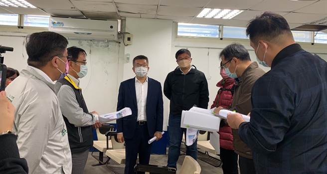 立法院副院长蔡其昌今天到大甲区华龙及顺天国小会勘，包括华龙国小争取新建司令台，及顺天国小楼视听教室整建工程等。(陈世宗摄)