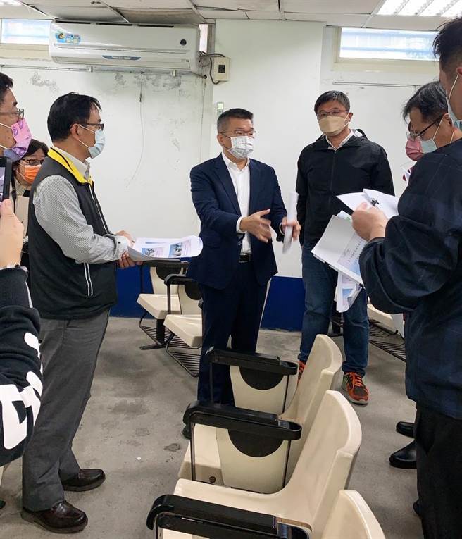 立法院副院长蔡其昌今天到大甲区华龙及顺天国小会勘，包括华龙国小争取新建司令台，及顺天国小楼视听教室整建工程等。(陈世宗摄)