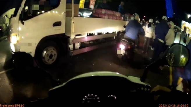 高雄某宫庙18日举行绕境，除了在路上大量施放鞭炮外，后头的3台货车上还载有满满的鞭炮等待施放。（高市苓雅分局提供／杨舒婷高雄传真）