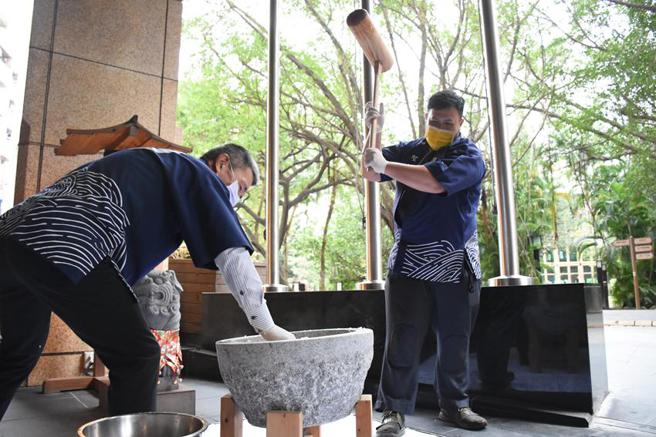 （日胜生加贺屋迎春，新年期间推出一系列活动，客人可体验道地日式新年跨年「新春捣麻糬」。图／日胜生加贺屋提供）