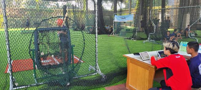 味全龙队情搜团队运用仪器量测善化高中球员表现数据。（顶新和德文教基金会提供）