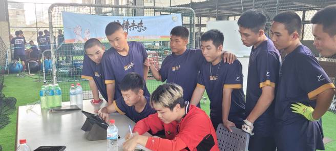善化高中球员很关心自己和同学的的数据表现。（顶新和德文教基金会提供）
