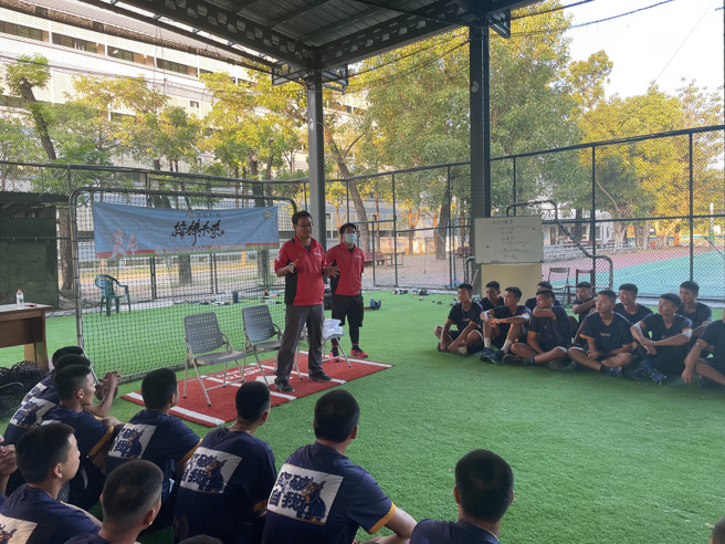 味全龙队情搜团队向善化高中讲解运动科技的用途。（顶新和德文教基金会提供）