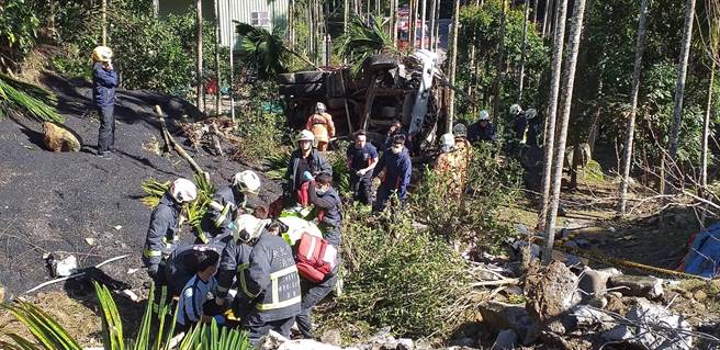 大货车翻落边坡，驾驶重伤送医。（民眾提供）