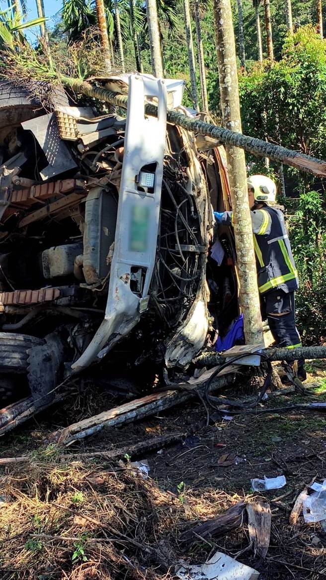 大货车翻落边坡，驾驶重伤送医。（民眾提供）