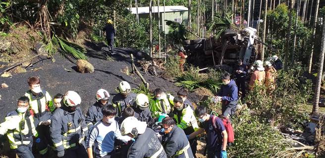 大货车翻落边坡，驾驶重伤送医。（民眾提供）