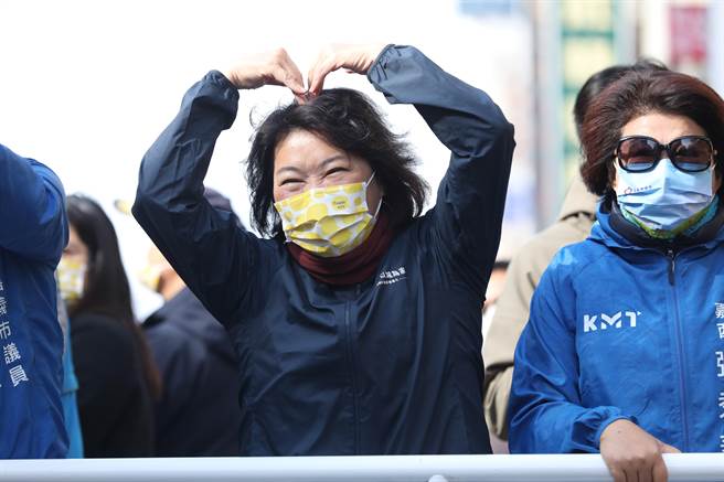 嘉义市长黄敏惠成功连任，扫街谢票向民眾比「爱你」手势。（黄敏惠竞总提供／廖素慧嘉市传真）