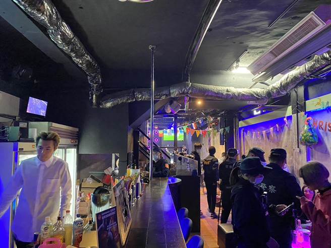 台南市警方世足夜临检酒吧预防球迷酒后脱序。（读者提供／程炳璋台南传真）