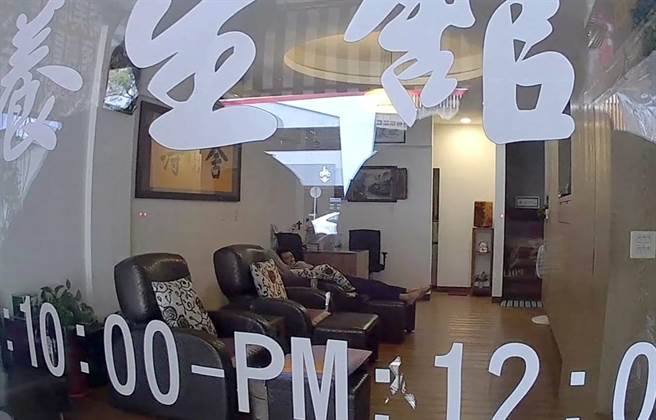 苏姓男子躺在养生馆长椅上，见警上门却急往楼上躲避。（读者提供／程炳璋台南传真）