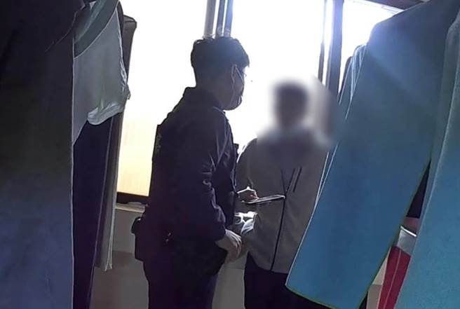 警方在养生馆3楼晒衣间逮获身背3条通缉的苏姓男子。（读者提供／程炳璋台南传真）