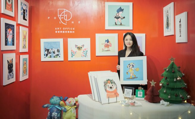 普普乐艺术事务所执行长连佩如与参展作品。（主办单位提供）