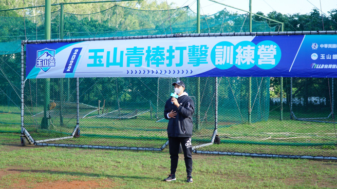 旅日棒球好手吴念庭，在玉山青棒打击训练营开训仪式分享经验谈。（中华棒协提供）