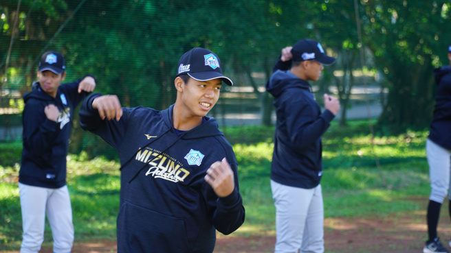 玉山青棒打击训练营球员专心做动作。（中华棒协提供）