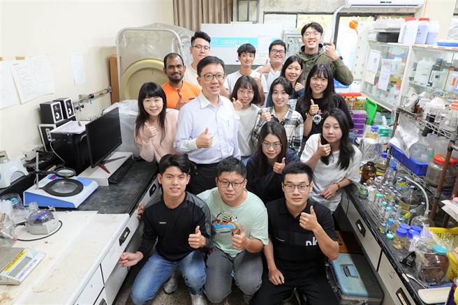 国立中山大学环境工程研究所开发土壤和地下水污染处理绿色整治技术，让相关业者整治成本降低至少5成，避免产生2次污染，该技术已成功应用在半导体科技大厂绿色整治，復育活化污染土地。（国立中山大学提供／袁庭尧高雄传真）