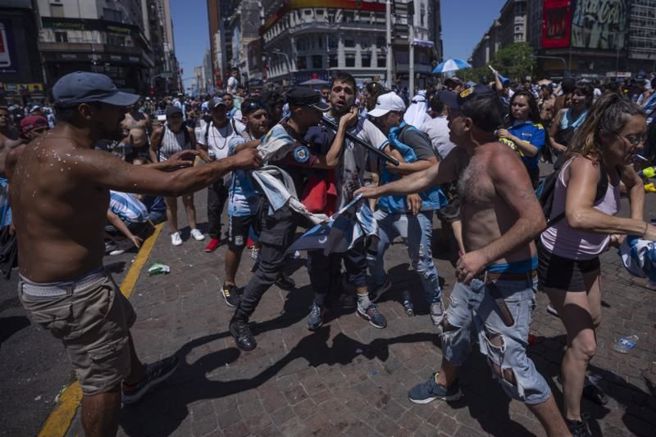 阿根廷布宜诺艾利斯街头的警民混战。（美联社）
