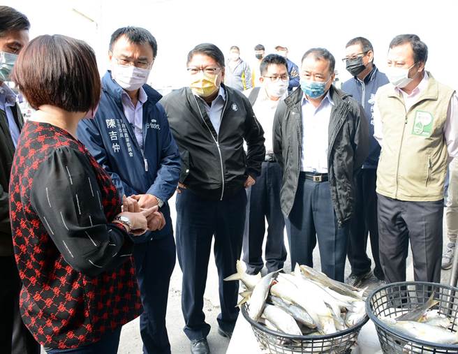 面对大陆午仔鱼禁销令，农委会与屏县府至产区视察，并祭出因应措施。(林和生摄)