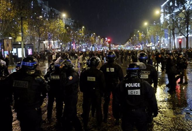 法国镇暴警察在巴黎香榭大道列阵以待。（路透）
