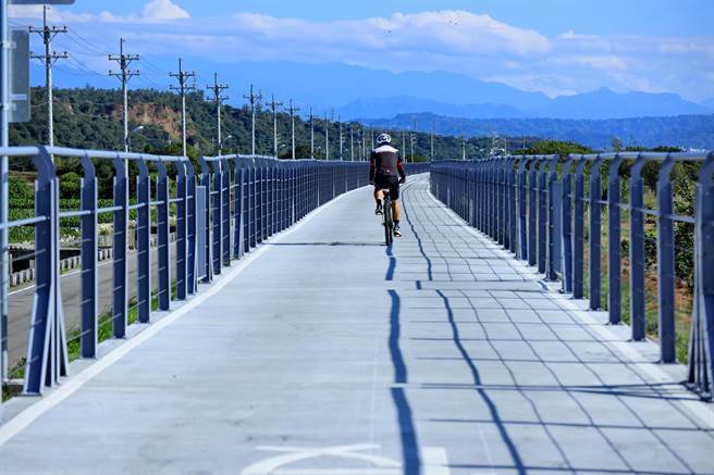 甲后稻香自行车道超美登场，民眾骑铁马享深度旅游。(台中市政府提供)   