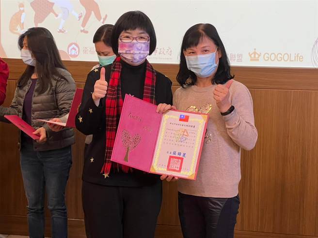社会局长张锦丽颁发证书给完成培训的生命绘本带领人。（王扬杰摄）