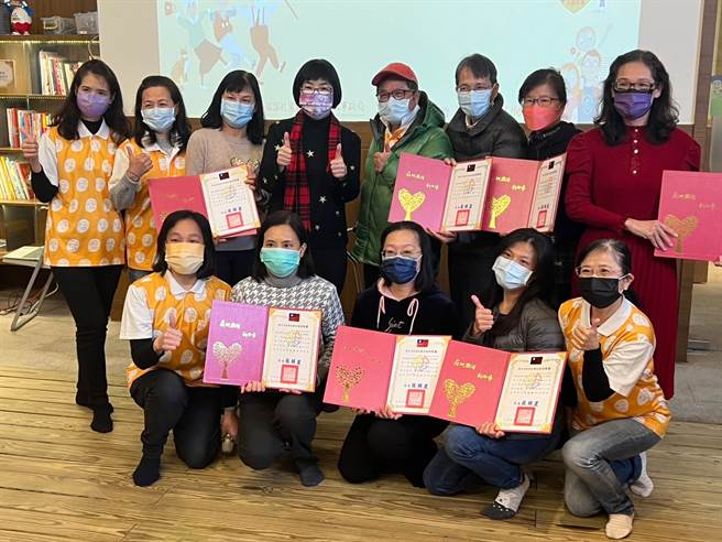 社会局长张锦丽颁发证书给完成培训的生命绘本带领人。（王扬杰摄）