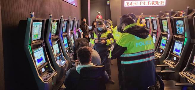 台中市18日发生枪击案，警方宣示捍卫治安的决心，18日深夜至19日凌晨突袭临检娱乐场所。(警方提供)