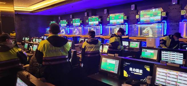 台中市18日发生枪击案，警方宣示捍卫治安的决心，18日深夜至19日凌晨突袭临检娱乐场所。(警方提供)