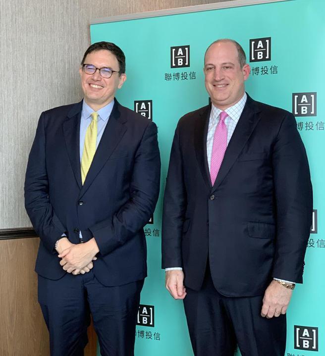 （联博集团固定收益共同主管暨信用资产总监葛尚‧狄斯坦费(Gershon Distenfeld，右)及联博亚洲股票事业发展主管暨资深投资策略分析师王耀维(左)。图／黄惠聆）