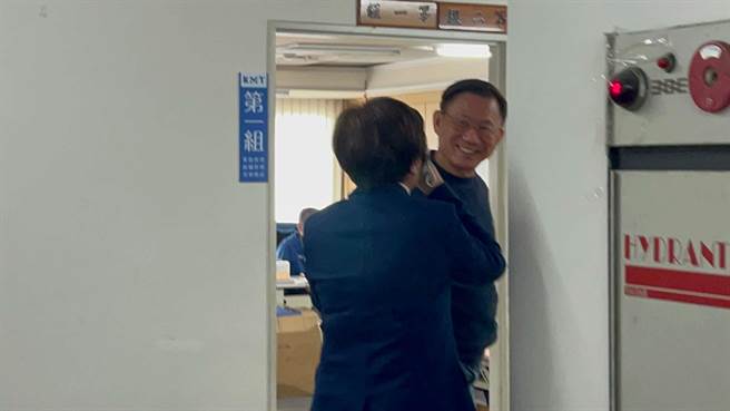 陆淑美与许福明从办公室出来时，两人谈笑风生，但再次面对媒体询问过程谈了什么？两人皆避谈。（柯宗纬摄）