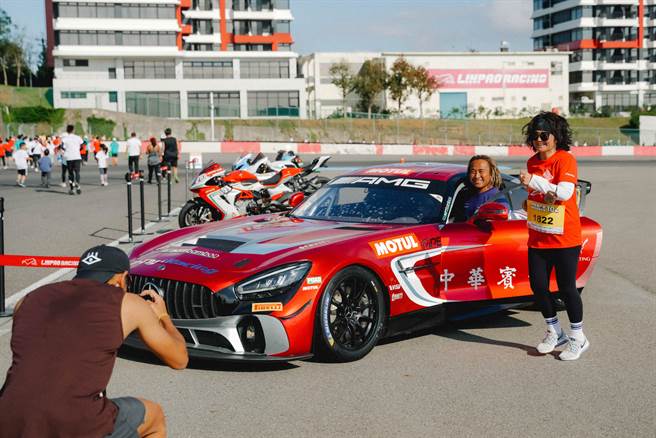参赛的民眾纷纷表示，「是个很特别的经验，在活动过程中还能欣赏到价值不斐各式各样的竞赛车。(主办单位提供)