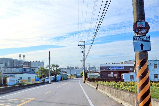 台中市政府观旅局改善「甲后稻香自行车道」，让民眾骑铁马享受深度旅游。（台中市府观旅局提供／陈淑娥台中传真）