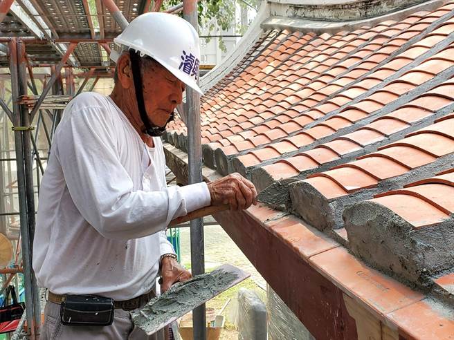 人人称之为「良伯」的苏清良，近期文化部公告新增认定苏清良为「土水修造技术」重要文化资产保存技术保存者，成为高雄市首位荣列「人间国宝」的保存者。（高市歷史博物馆提供／杨舒婷高雄传真）