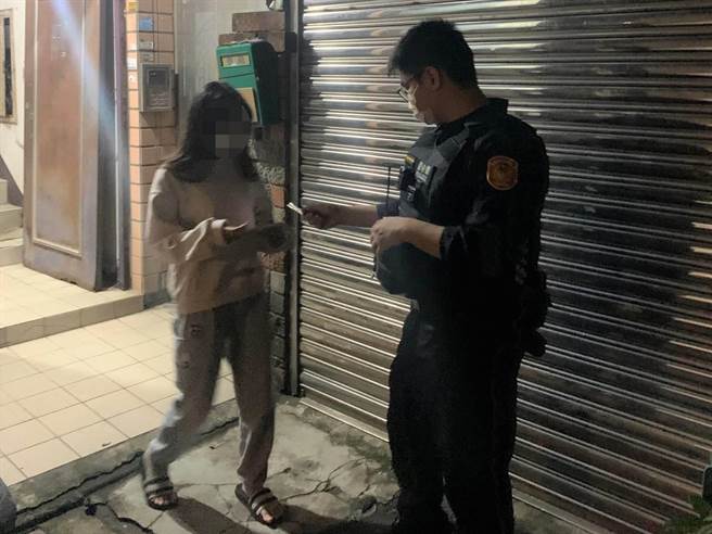 桃园大园一名女高中生因重要证件遗失着急哭了。（翻摄画面／蔡明亘桃园传真）