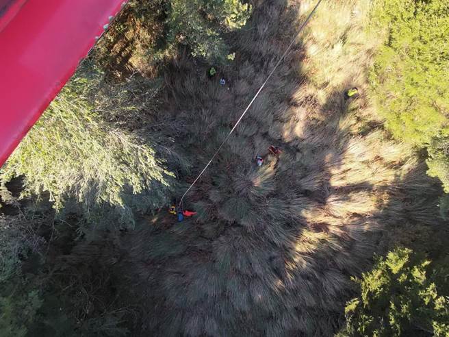 空勤总队接获救援任务，立马出动黑鹰直升机前往救援吊挂，并将女登山客送东势河滨公园，由消防局救护车后送医疗。(空勤总队提供)