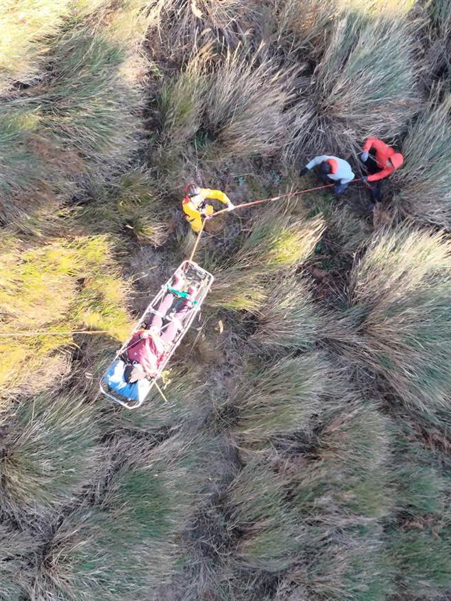 空勤总队接获救援任务，立马出动黑鹰直升机前往救援吊挂，并将女登山客送东势河滨公园，由消防局救护车后送医疗。(空勤总队提供)