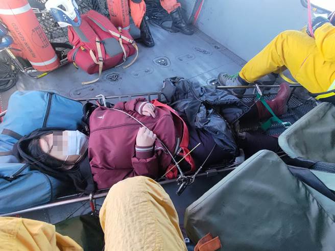 空勤总队接获救援任务，立马出动黑鹰直升机前往救援吊挂，并将女登山客送东势河滨公园，由消防局救护车后送医疗。(空勤总队提供)