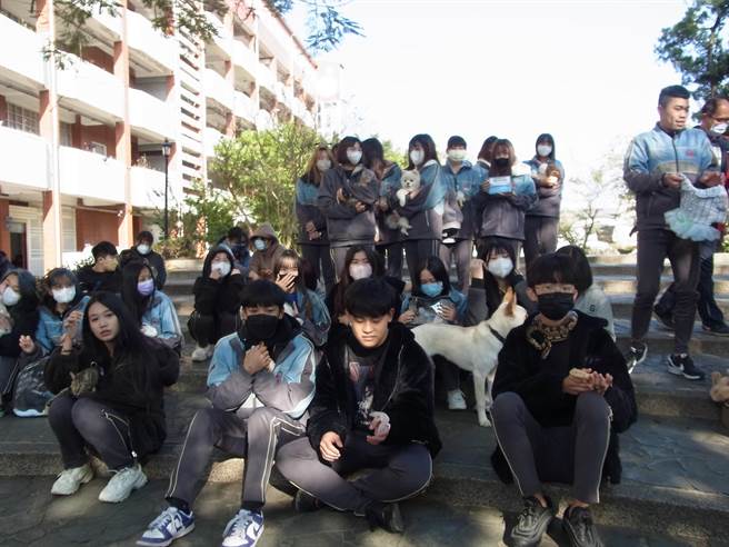 云林县大成商工「生命教育」学生带着宠物去上课，让校园有如小型动物园。（张朝欣摄）