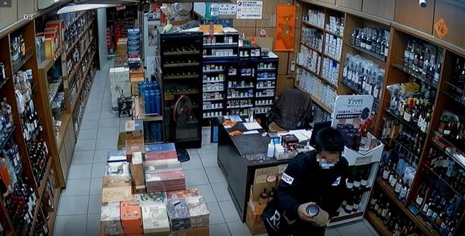 朱嫌多次偷窃洋酒。（翻摄照片／李京升苗栗传真）