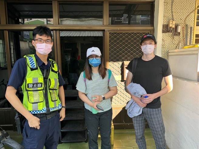 外籍生皮夹遗失报警，员警协助在民宿沙发找到，虚惊一场。(警方提供)