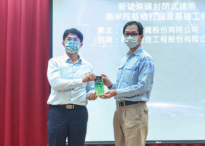 高雄市环保局黄世宏副局长(左)优良智慧工地殊荣予中钢公司土木工程处长李春雄。(中钢提供)
